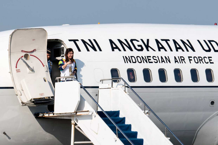 Tak lama berselang, legenda bulu tangkis Indonesia Susi Susanti, yang didaulat menjadi Duta Obor Asian Games 2018, membawa api obor yang ditempatkan di dalam lentera turun dari pesawat.