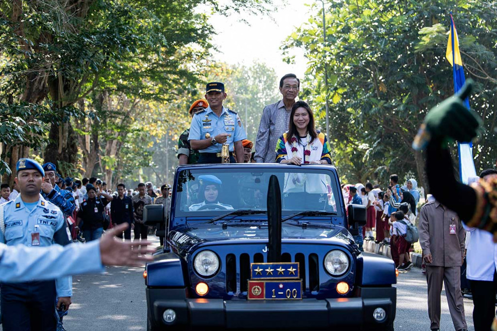 Kedatangan api obor dari India disambut Kepala Staf TNI-AU Marsekal Yuyu Sutisna dan Gubernur DIY yang juga Raja Kesultanan Yogyakarta, Sri Sultan Hamengku Buwono X.