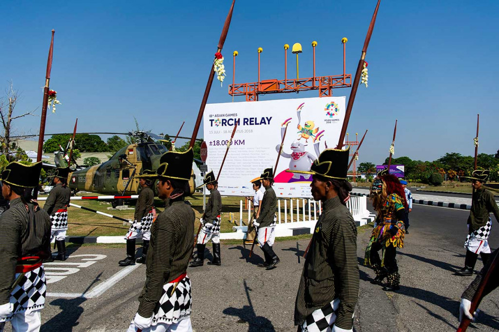Pasukan Bregodo Keraton Yogyakarta dan Satpomau mengawal api obor dari India dalam sebuah arakan meriah menuju Museum Pusat TNI-AU Dirgantara Mandala. Api obor dari India disemayamkan semalam sebelum disatukan dengan api obor yang diambil dari api abadi Mrapen, Kabupaten Grobogan, Jawa Tengah.