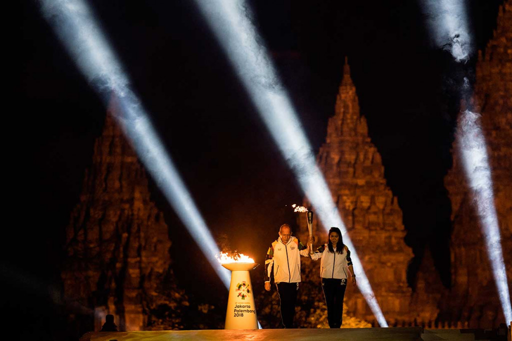 Mantan petenis nasional peraih empat medali emas Asian Games, Yustedjo Tarik, didaulat sebagai pembawa api obor Asian Games 2018 dari Mrapen. Yustedjo dan Susi Susanti kemudian dipertemukan pada seremoni konser pawai api obor Asian Games 2018 yang digelar di Kompleks Candi Prambanan, Sleman, DI Yogyakarta. Api obor kemudian dipersatukan.