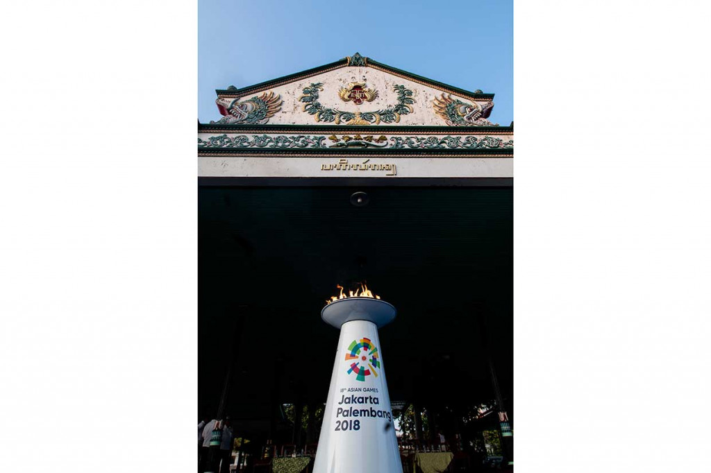 Kemeriahan pawai di Yogyakarta diawali dari Keraton Yogyakarta. Dari sana, obor dibawa berlari mengelilingi kota secara estafet oleh sejumlah atlet berprestasi, tokoh, dan pejabat. Warga masyarakat berbagai usia, beragam suku, ras, dan agama bersatu tumpah ruah ke jalanan menyambut obor Asian Games 2018. Satu energi yang luar biasa terpancar dari Bumi Mataram.