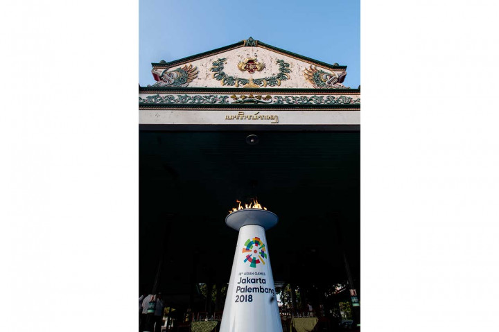 Kemeriahan pawai di Yogyakarta diawali dari Keraton Yogyakarta. Dari sana, obor dibawa berlari mengelilingi kota secara estafet oleh sejumlah atlet berprestasi, tokoh, dan pejabat. Warga masyarakat berbagai usia, beragam suku, ras, dan agama bersatu tumpah ruah ke jalanan menyambut obor Asian Games 2018. Satu energi yang luar biasa terpancar dari Bumi Mataram.