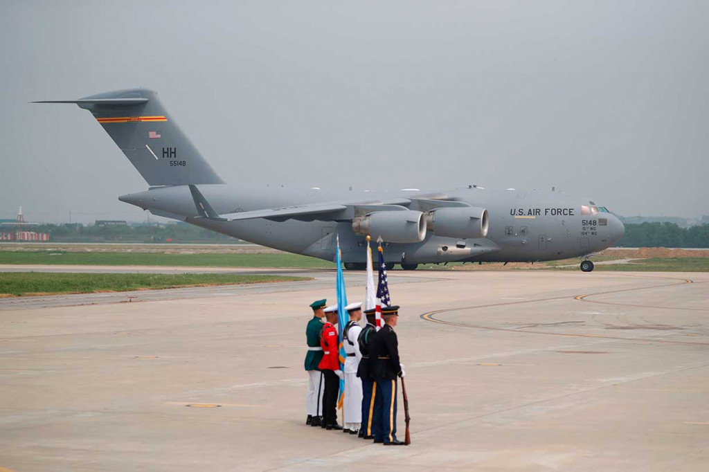Sebuah pesawat militer AS yang membawa sisa-sisa jenazah tentara AS yang gugur dalam Perang Korea tiba di Korea Selatan, Jumat, tepat saat peringatan 65 tahun gencatan senjata yang mengakhiri Perang Korea pada 1950-1953 silam. 