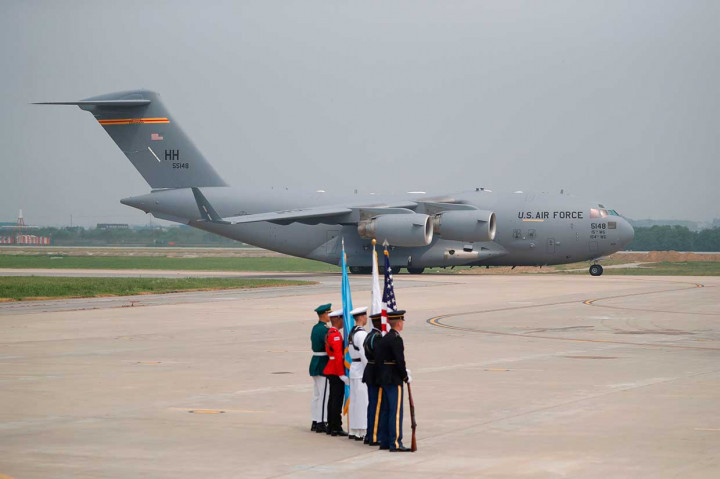 Sebuah pesawat militer AS yang membawa sisa-sisa jenazah tentara AS yang gugur dalam Perang Korea tiba di Korea Selatan, Jumat, tepat saat peringatan 65 tahun gencatan senjata yang mengakhiri Perang Korea pada 1950-1953 silam. 