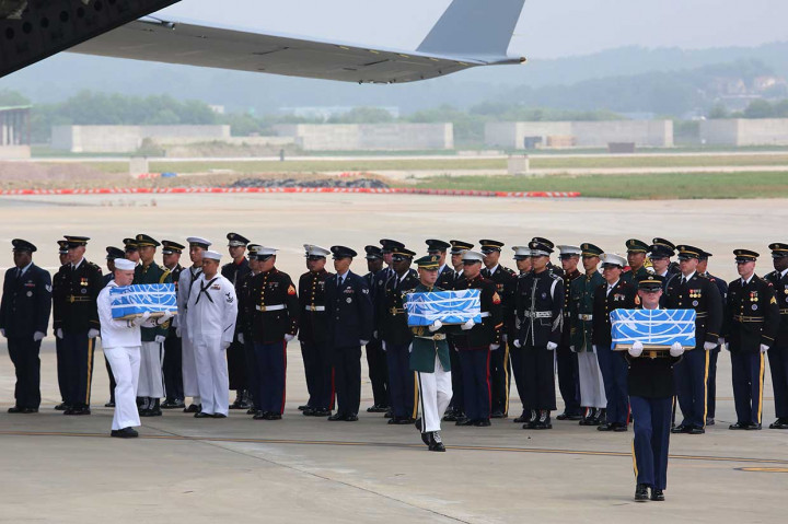 Pemulangan 55 jenazah tentara AS tersebut menandai pemenuhan sebagian dari kesepakatan yang dicapai antara Presiden AS Donald Trump dan Pemimpin Korea Utara Kim Jong Un pada pertemuan bersejarah mereka di Singapura bulan lalu.