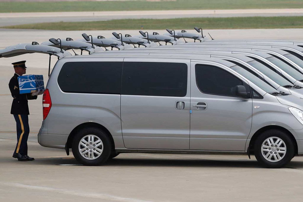 Peti-peti tersebut kemudian ditempatkan di mobil jenazah berwarna perak di Pangkalan Udara Osan.