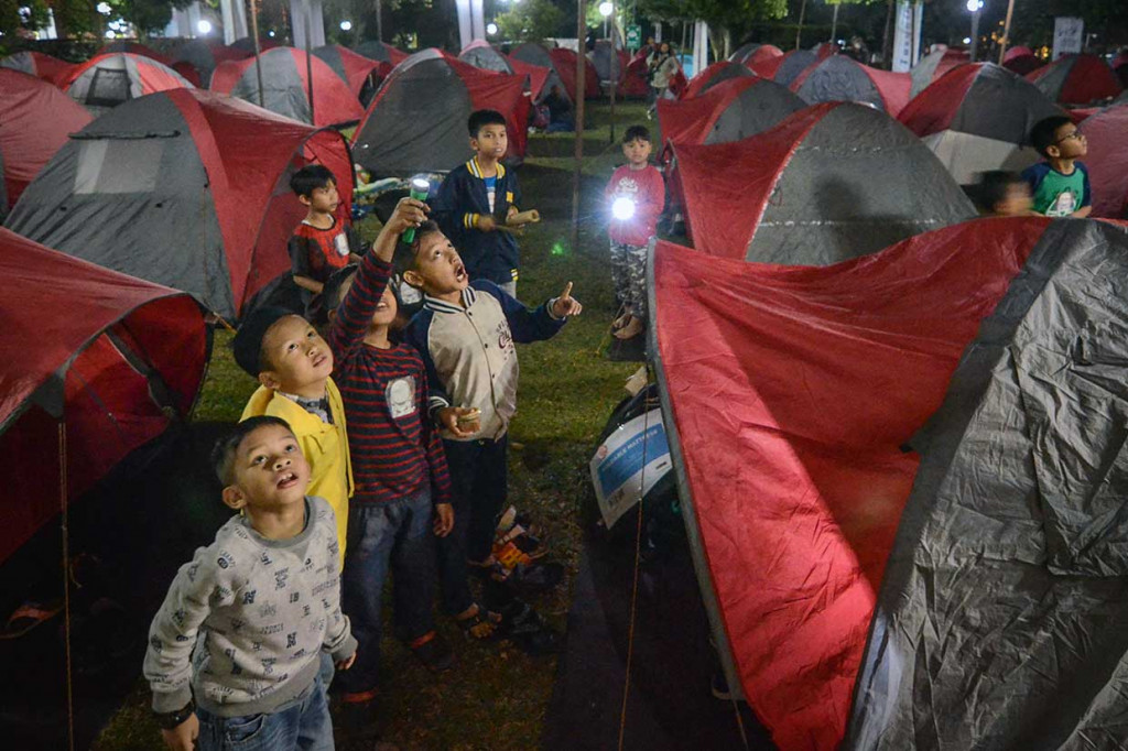 Sejumlah anak mengamati proses gerhana bulan total saat mengikuti acara Salman Astro Camp di halaman Masjid Salman ITB, Bandung. Antara Foto/Raisan Al Farisi