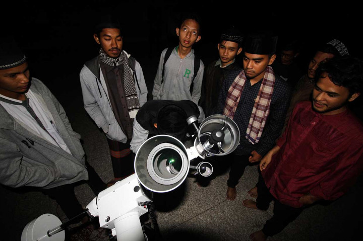 Warga mengamati proses gerhana bulan total (Micro Blood Moon) dengan menggunakan teleskop di Lhokseumawe, Aceh. Antara Foto/Rahmad