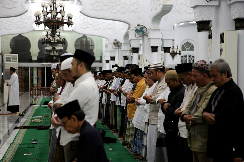 Umat muslim melaksanakan salat Khusuf (salat gerhana) saat terjadi fenomena alam gerhana bulan total di Masjid Raya Baiturrahman, Banda Aceh, Aceh. Antara Foto/Irwansyah Putra