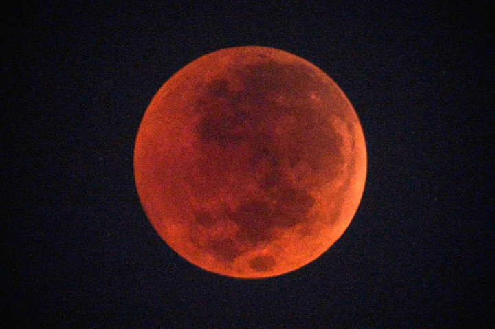 Badan Meteorologi, Klimatologi, dan Geofisika (BMKG) menyatakan gerhana bulan total yang terjadi pada Sabtu dini hari merupakan gerhanayang terlama abad ini dengan durasi 103 menit dan seluruh proses gerhana selama 6 jam 17 menit, serta dapat disaksikan kembali di Indonesia pada 19 Juni 2141. Antara Foto/Aprilio Akbar