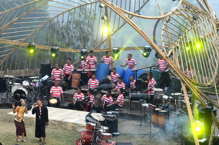 Grup musik Kramat Percussion membuka pagelaran Jazz Gunung di Jiwa Jawa Resort, kawasan Gunung Bromo, Probolinggo, Jawa Timur, Jumat, 27 Juli 2018. Beranggotakan 21 personel, Kramat Percussion menampilkan lagu-lagu dengan lirik berbahasa Madura.