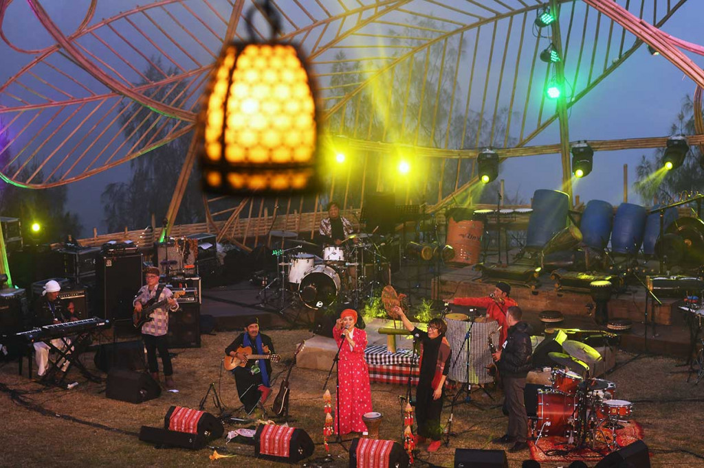 Grup musik Tropical Transit tampil kemudian dengan menyuguhkan perpaduan antara musik jazz, latin, pop, blues, dan Timur Tengah. Penonton berjingkrak saat band asal Bali tersebut tampil di atas panggung.