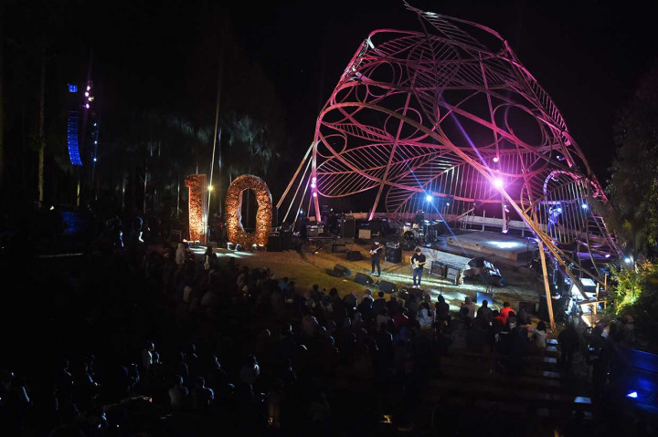 Meski cuaca dingin menusuk tulang, penampilan Tohpati Bertiga membuat penggemar bergoyang mengikuti alunan musik jazz yang enerjik.