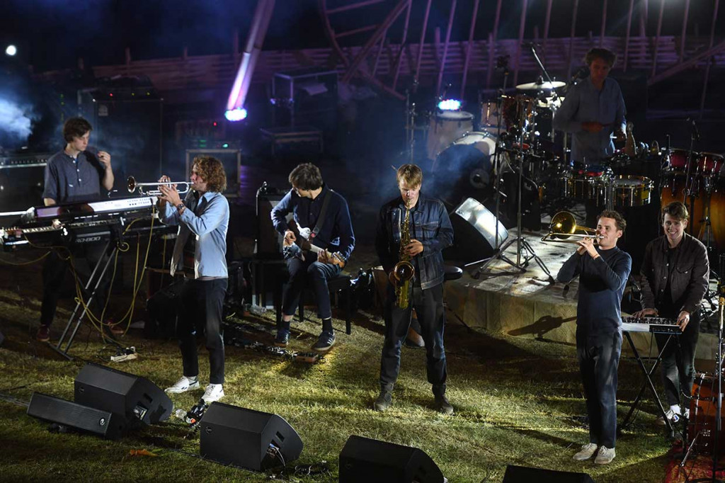 Penampilan grup musik Jungle by Night asal Belanda membuat suasana tambah meriah. 