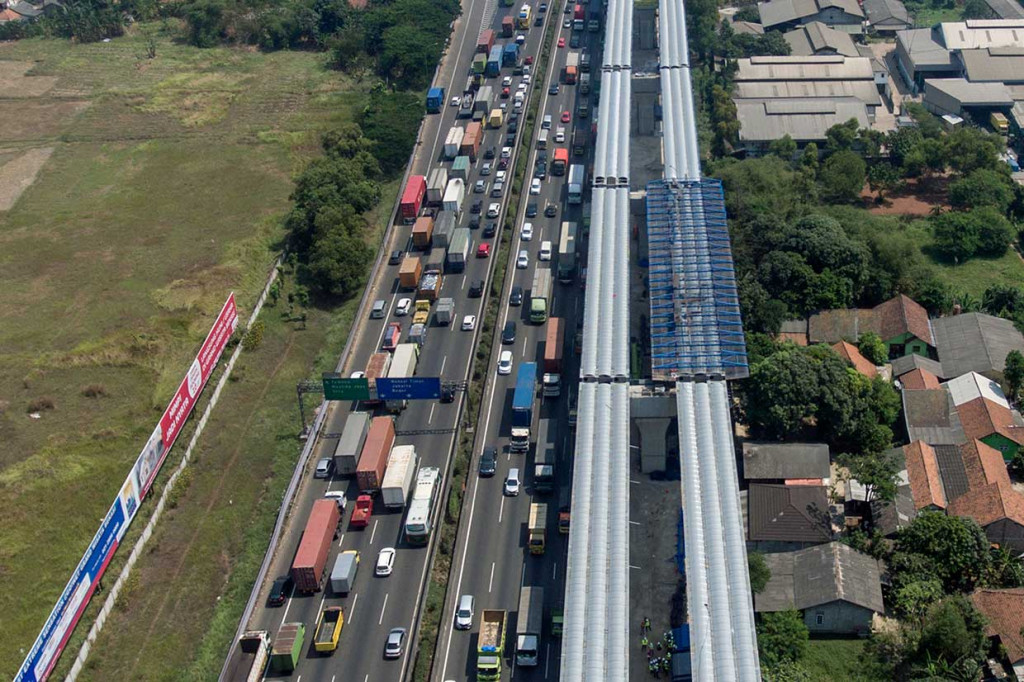 Dalam proyek tol Japek II Elevated ini, metode kerja yang digunakan selama pekerjaan konstruksi antara lain pondasi bored pile, pierhead sosrobahu, pierhead segmental precast, dan erection girder.