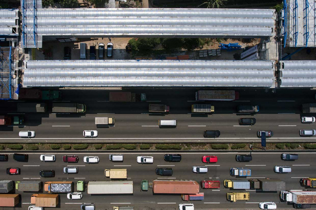 Pembangunan proyek tol layang Japek II menggunakan sistem Sosrobahu, teknik konstruksi asli ciptaan anak negeri, yang digunakan dalam memutar pierhead (leher tiang penahan), agar tidak mengganggu arus lalu lintas di bawahnya.