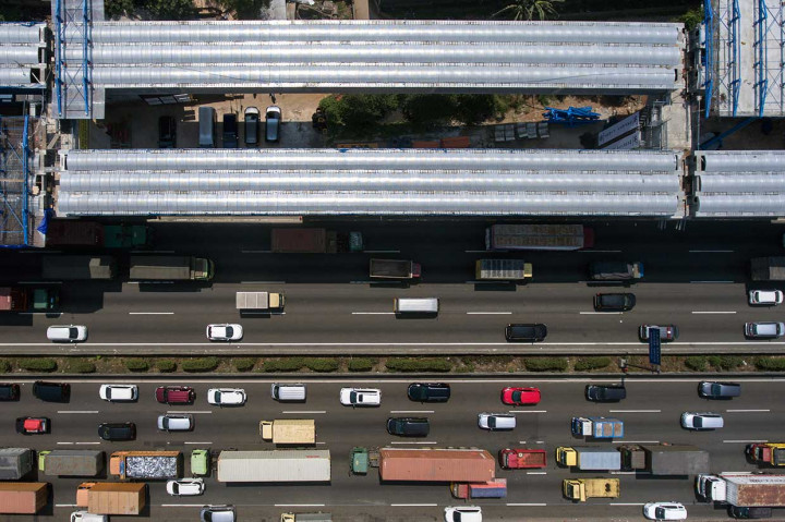 Pembangunan proyek tol layang Japek II menggunakan sistem Sosrobahu, teknik konstruksi asli ciptaan anak negeri, yang digunakan dalam memutar pierhead (leher tiang penahan), agar tidak mengganggu arus lalu lintas di bawahnya.