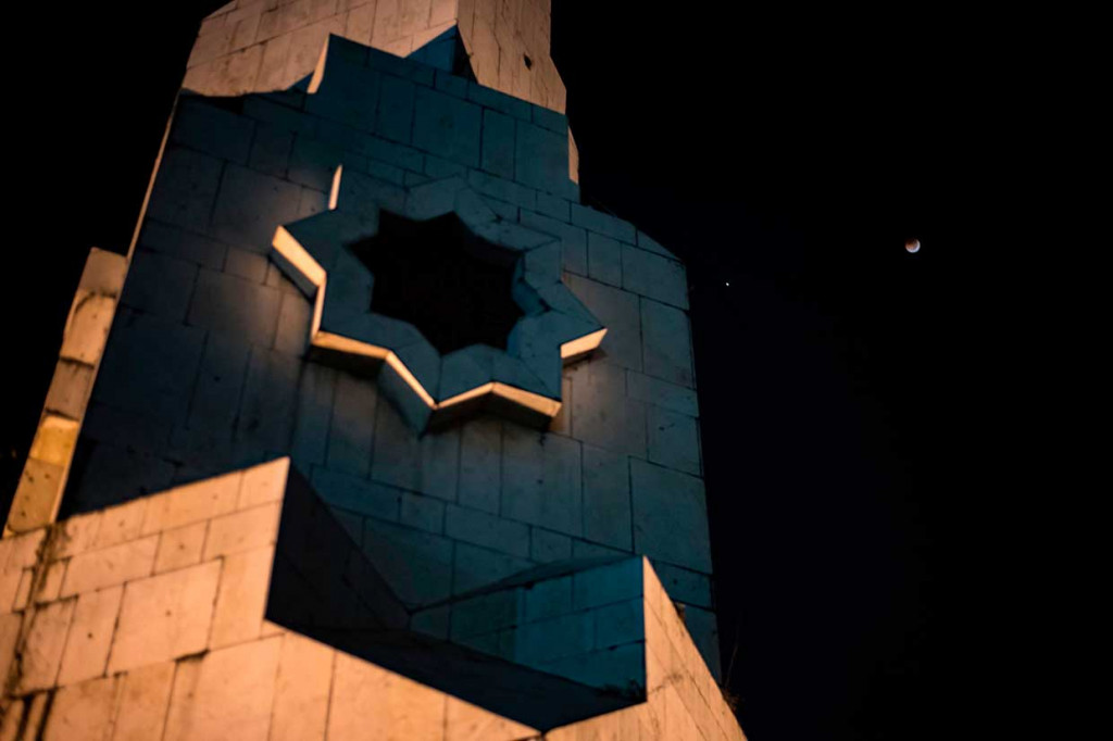 Fenomena gerhana bulan total terlama terlihat di sebuah menara masjid i Jakarta, Sabtu dini hari WIB. AFP Photo/Bay Ismoyo