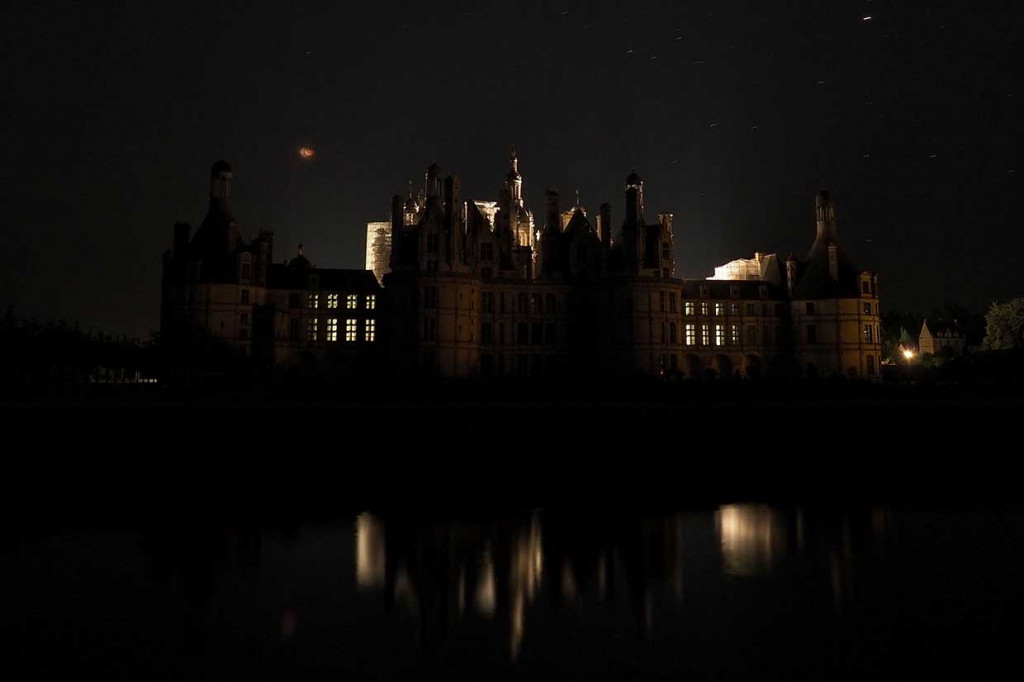 Fase gerhana bulan total terlihat di atas Istana Chambord, di Chambird, Prancis. AFP Photo/Guillame Souvant