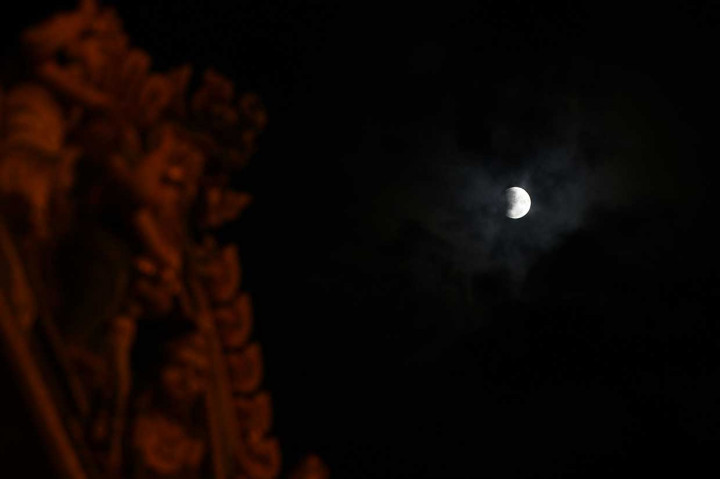 Fase gerhana bulan total terlihat di Chennai, India. AFP Photo/Arun Sankar