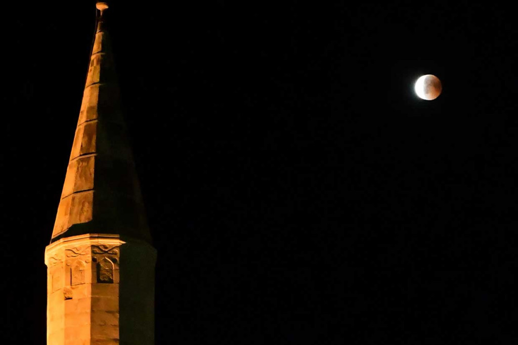 Fenomena gerhana bulan total terlihat di Mostar, Bosnia. AFP Photo/Elvis Barukcic