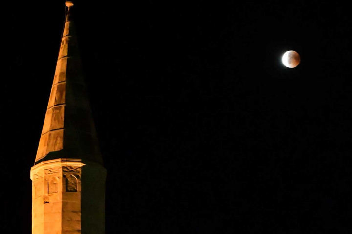 Fenomena gerhana bulan total terlihat di Mostar, Bosnia. AFP Photo/Elvis Barukcic