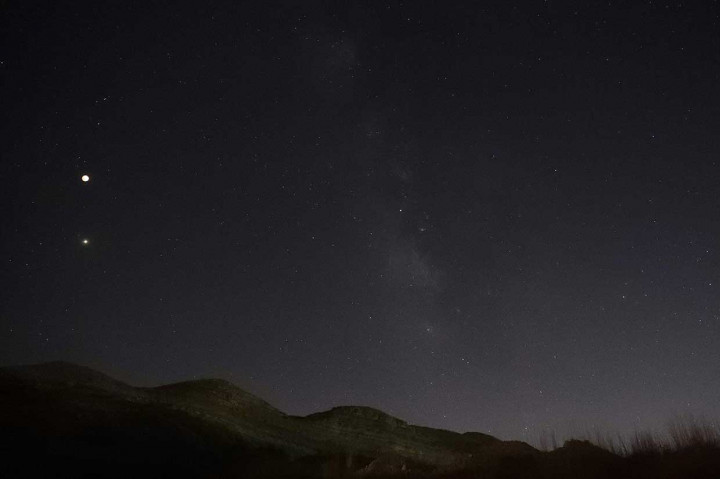 Planet Mars terlihat di bawah bulan saat gerhana di pegunungan Tannourine, Lebanon. AFP Photo/Joseph Eid