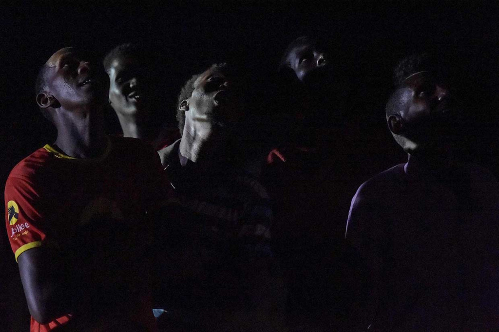 Warga melihat proses terjadinya gerhana bulan total di Kota Oloika, Magadi, Kenya. AFP Photo/Simon Maina