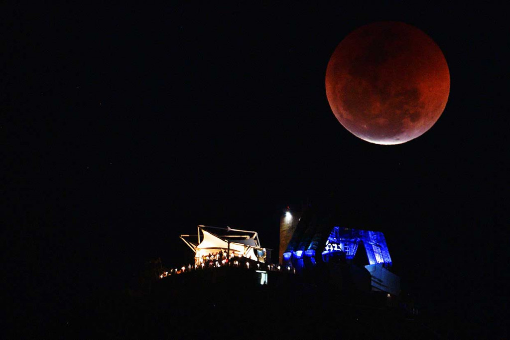 Gerhana bulan total terlihat di atas Gunung Sugar Loaf, Rio de Janeiro, Brasil. AFP Photo/Carl De Souza