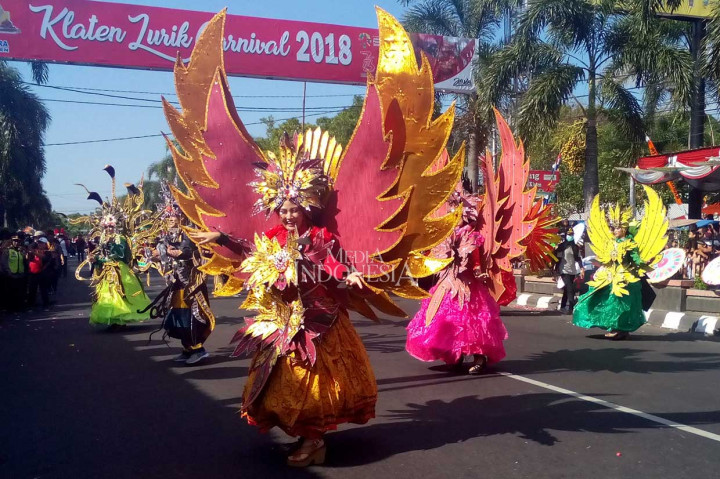 Peserta mengenakan pakaian bermotif lurik menari kontemporer saat pertunjukan Klaten Lurik Carnival 2018, di Jalan Pemuda, Sabtu, 28 Juli 2018 sore.
