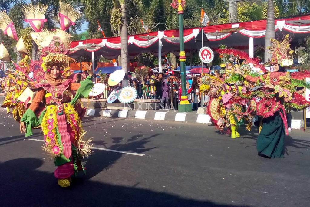 Klaten Lurik Carnival 2018 diikuti sebanyak 36 kontingen. Selain peserta dari 26 kecamatan di Klaten, KLC juga diikuti perusahaan daerah, dekranasda, swasta, dan drumband UGM Yogyakarta.