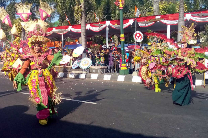 Klaten Lurik Carnival 2018 diikuti sebanyak 36 kontingen. Selain peserta dari 26 kecamatan di Klaten, KLC juga diikuti perusahaan daerah, dekranasda, swasta, dan drumband UGM Yogyakarta.
