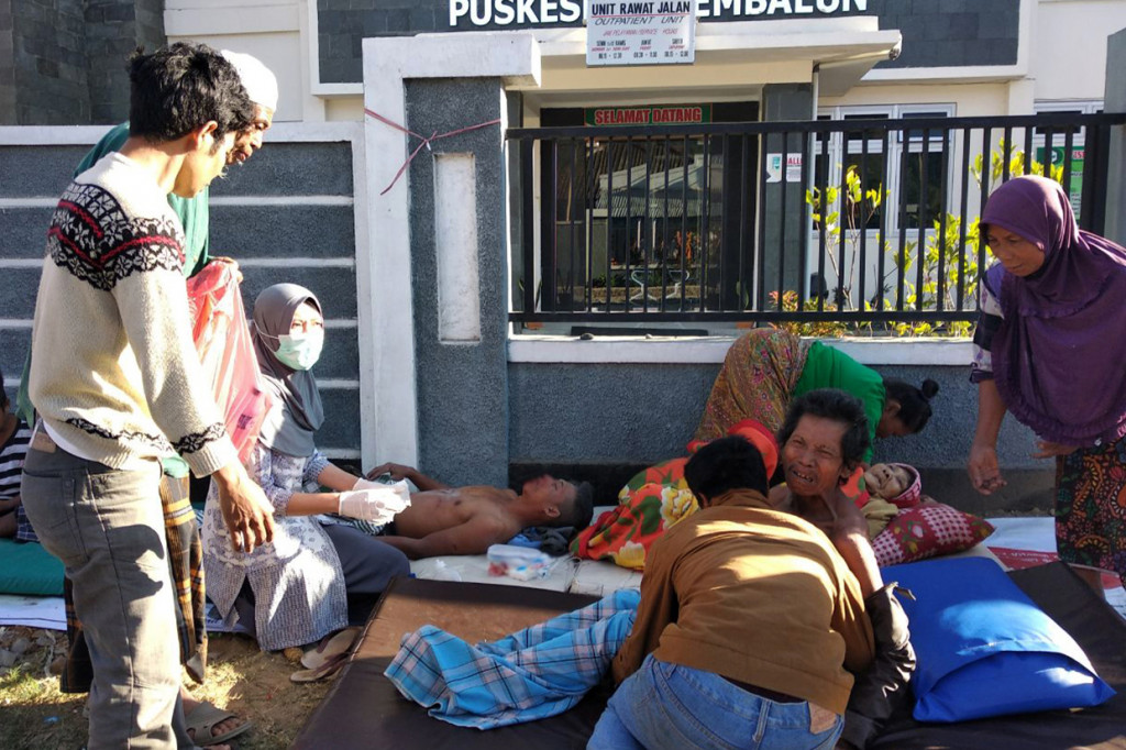 Kepala Pusat Data Informasi dan Humas Badan Nasional Penanggulangan Bencana (BNPB) Sutopo Purwo Nugroho juga menyebut 40 orang terluka dan puluhan rumah rusak. Diperkirakan korban jiwa dan materiil masih bisa bertambah mengingat pendataan belum sepenuhnya selesai. Korban gempa berkekuatan 6,4 Skala Richter (SR) di Lombok, Nusa Tenggara Barat (NTB), Minggu, 29 Minggu 2018, pagi, bertambah. Korban jiwa berdasarkan data hingga pukul 09.45 WIB menjadi sepuluh orang.
Kepala Pusat Data Informasi dan Humas Badan Nasional Penanggulangan Bencana (BNPB) Sutopo Purwo Nugroho juga menyebut 40 orang terluka dan puluhan rumah rusak. Diperkirakan korban jiwa dan materiil masih bisa bertambah mengingat pendataan belum sepenuhnya selesai. Antara Foto/Wahyu Putro

