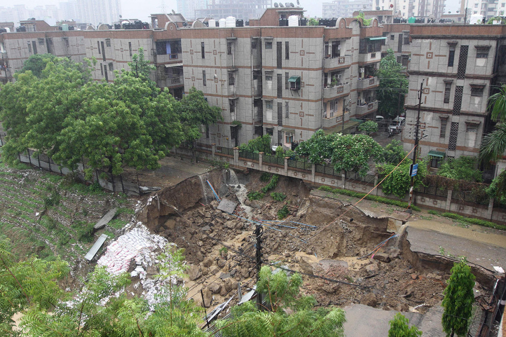 Puluhan rumah penduduk di Uttar Pradesh rusak akibat hujan badai ini. Otoritas menerapkan status waspada dan meminta penghuni semua bangunan rentan roboh untuk dievakuasi.