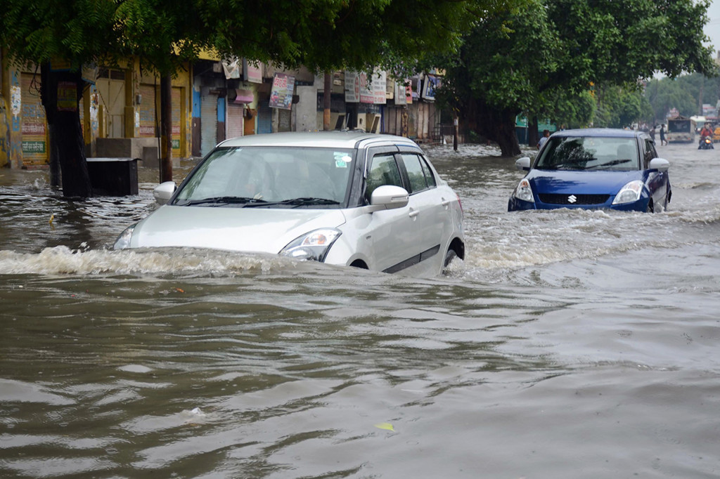Ketinggian air di Sungai Yamuna di New Delhi melewati level berbahaya 204 meter, yang membuat otoritas menerapkan status waspada. Diperkirakan ketinggian air sungai akan terus bertambah.