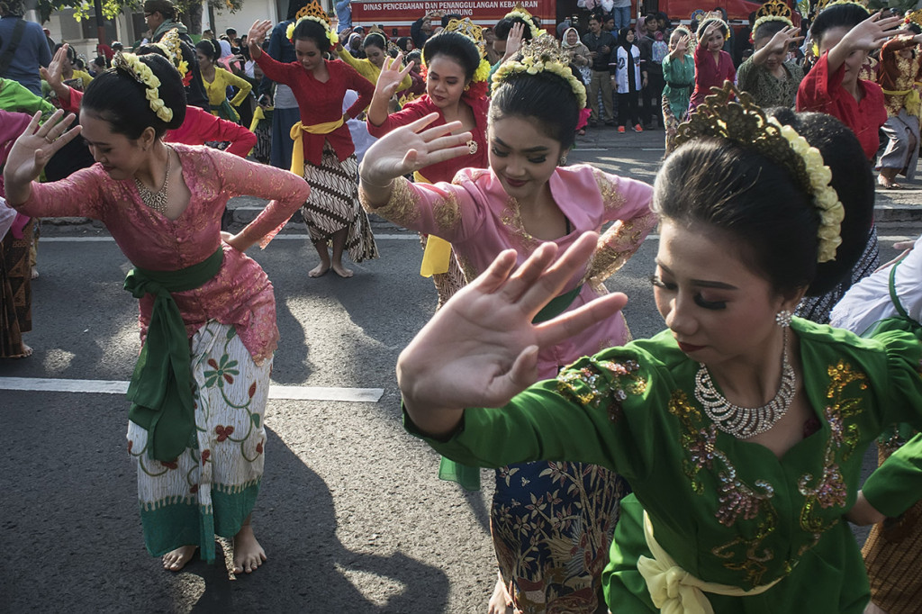 Sejumlah penari menampilkan tari jaipong Daun Pulus Keser Bojong sebagai rangkaian dari acara Bandung International Art Festival (BIAF) #4 saat hari bebas kendaraan bermotor (Car Free Day) di Dago, Bandung, Jawa Barat.