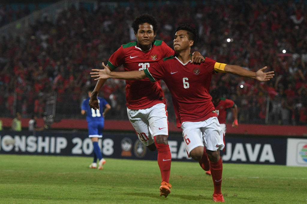 Pesepak bola Indonesia U-16 David Maulana (kanan) melakukan selebrasi ketika berhasil melakukan tendangan penalti saat laga melawan Filipina U-16 pada penyisihan grup A Piala AFF U-16 di Gelora Delta Sidoarjo, Sidoarjo, Jawa Timur.