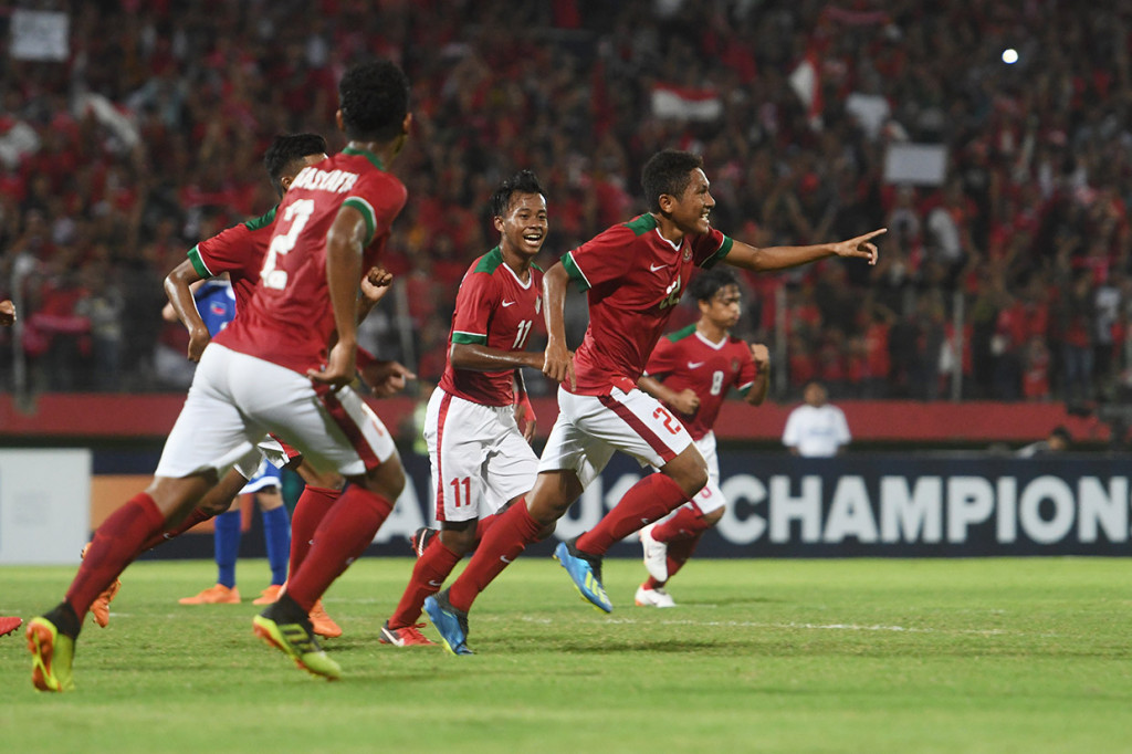 Pesepak bola Indonesia U-16 Muhammad Fajar Fathur (kanan) melakukan selebrasi bersama rekan setimnya ketika berhasil mencetak gol ke gawang tim Filipina U-16 dalam laga penyisihan grup A Piala AFF U-16 di Gelora Delta Sidoarjo.