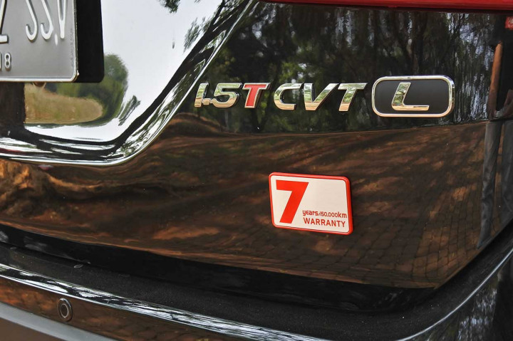 Emblem jaminan garansi DFSK hingga tujuh tahun.