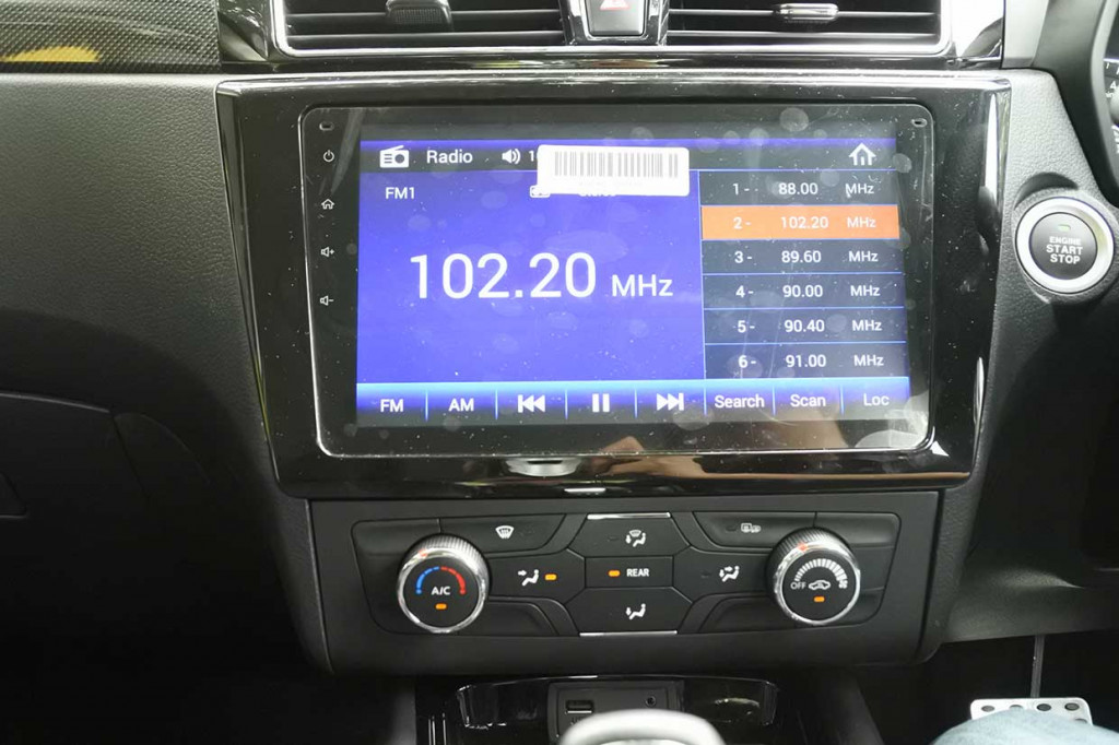 Layar audio besar jadi salah satu fitur unggulan mobil ini.