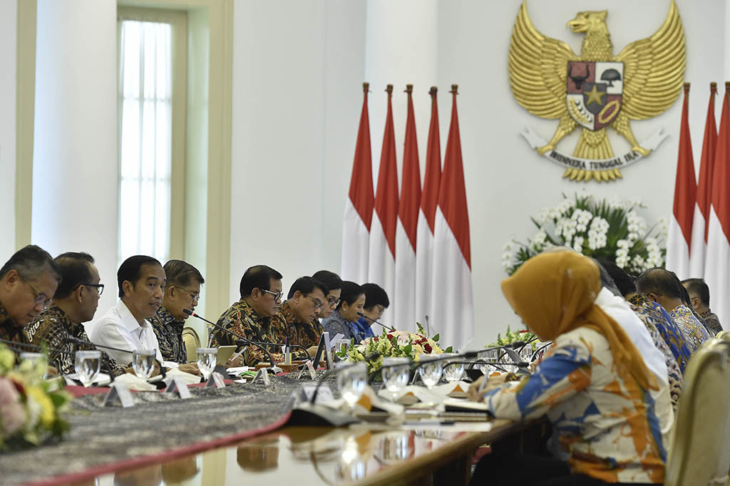 Presiden Joko Widodo (Jokowi) didampingi Wakil Presiden Jusuf Kalla (JK), memimpin rapat terbatas dengan Menteri dan Pejabat Negara lainnya, di Istana Kepresidenan Bogor.