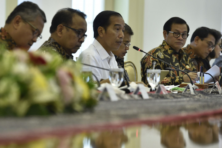 Ratas kali ini membahas tentang cadangan devisa Indonesia yang harus ditingkatkan. Presiden memerintahkan menteri terkait untuk mengendalikan impor dan meningkatkan ekspor serta mendorong penggunaan biodiesel.