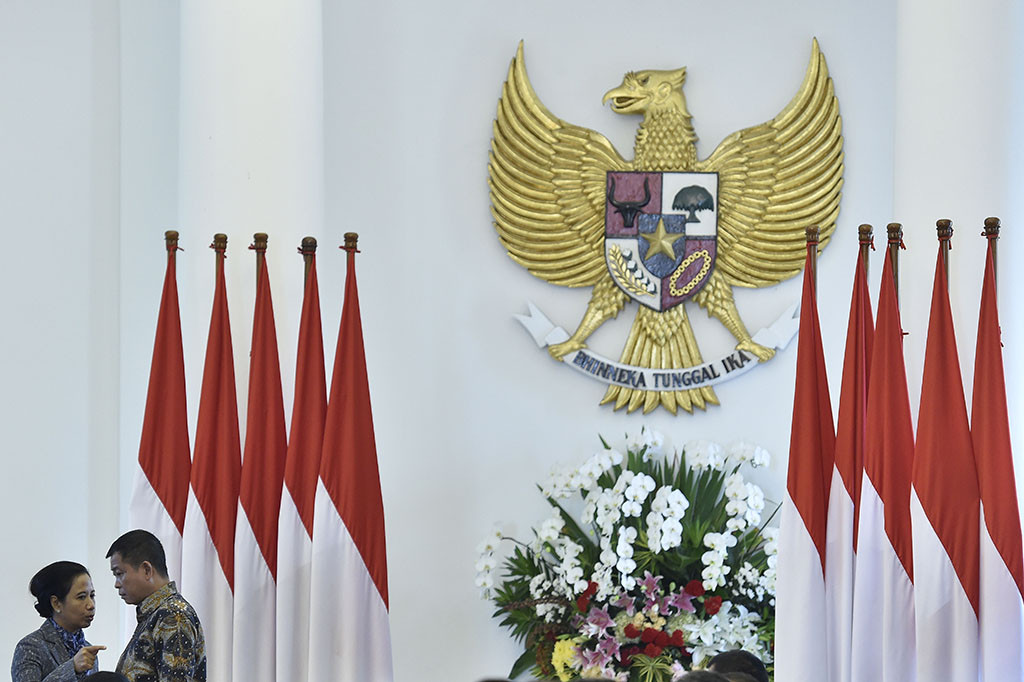 Menteri BUMN Rini Soemarno (kiri) berbincang dengan Menteri ESDM Ignasius Jonan (kanan) sebelum mengikuti rapat terbatas tentang Strategi Kebijakan Memperkuat Cadangan Devisa di Istana Bogor, Jawa Barat.
