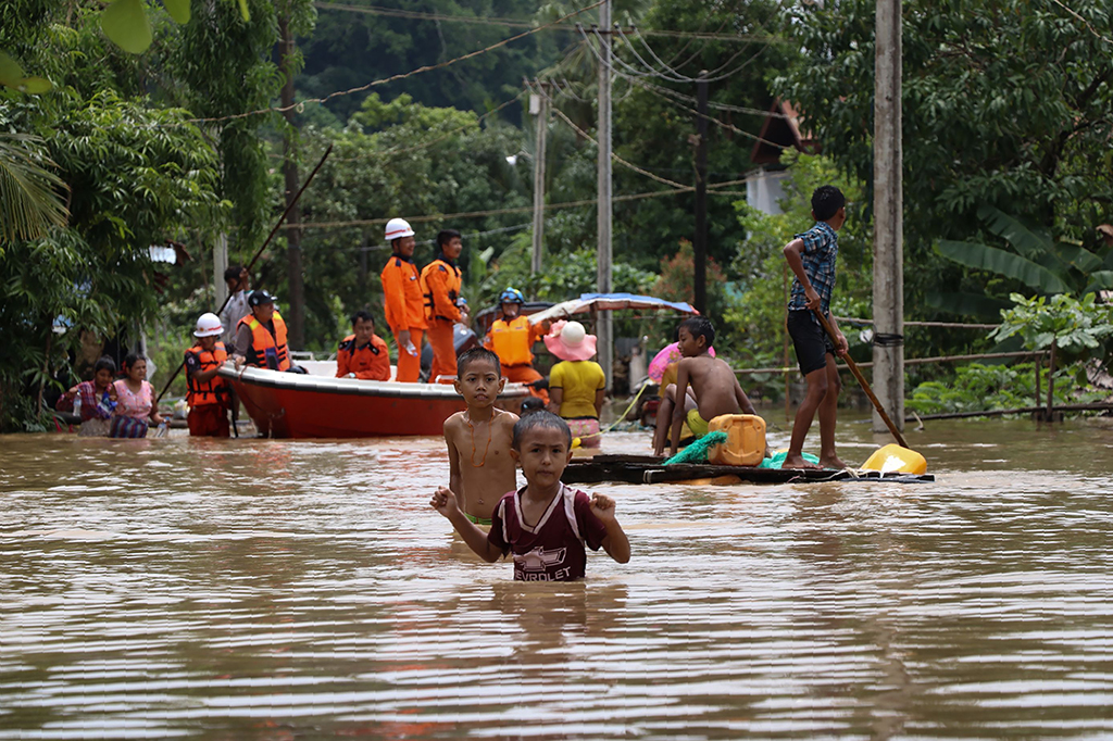 Otoritas setempat menyebut 11 orang tewas termasuk tiga tentara yang hilang saat menyalurkan bantuan pada pekan lalu. Afp Photo/Saw Kyaw San Oo
