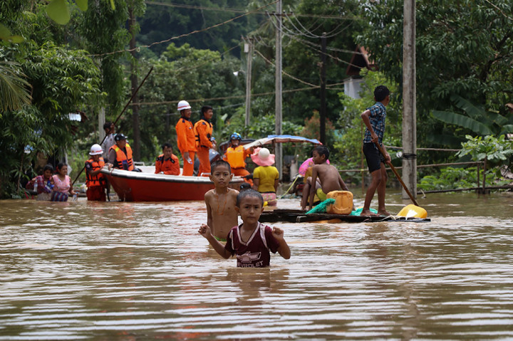 Otoritas setempat menyebut 11 orang tewas termasuk tiga tentara yang hilang saat menyalurkan bantuan pada pekan lalu. Afp Photo/Saw Kyaw San Oo
