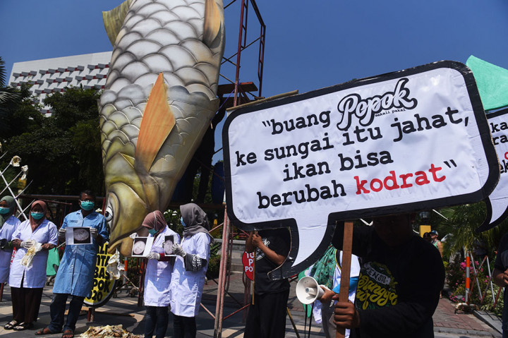 Berdasarkan data Ecoton, diperkirakan sedikitnya satu juta sampah popok dibuang di Sungai Brantas dan menyebabkan pencemaran lingkungan. 

