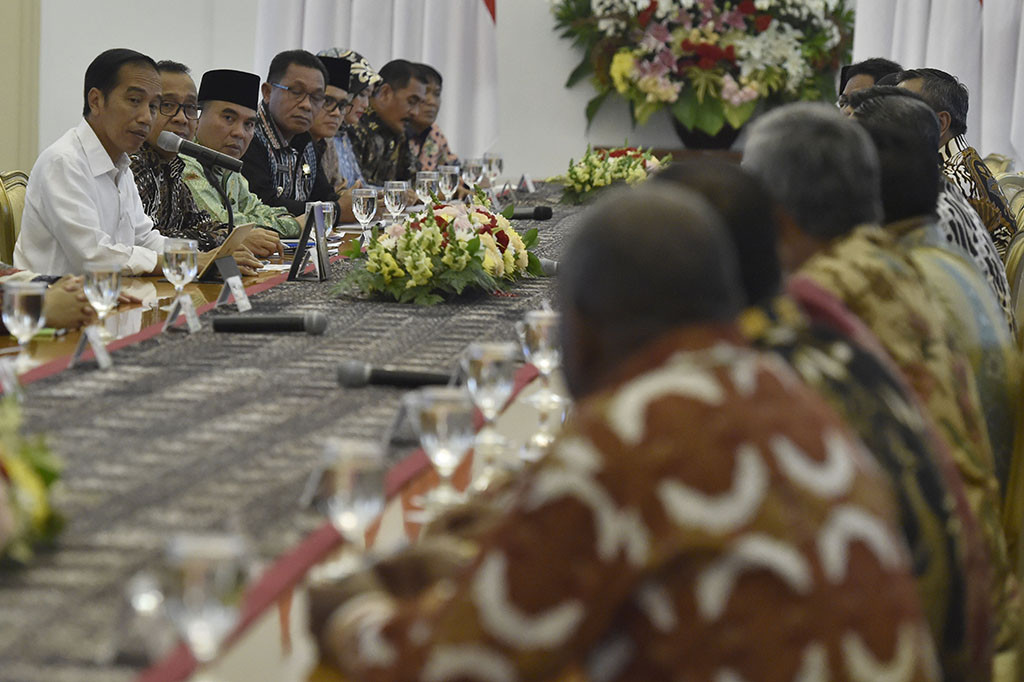 Presiden Joko Widodo mendengarkan aspirasi dan keluhan di lapangan dari masing-masing daerah. Jokowi menyebut kondisi ekonomi nasional 'disumbang' keadaan daerah. Karena itu, Ia sengaja mengumpulkan bupati untuk menyelesaikan masalah bersama-sama. 