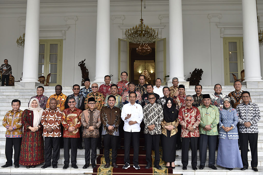 Presiden Joko Widodo (tengah) berfoto bersama bupati-bupati saat audiensi di Istana Bogor, Jawa Barat.

