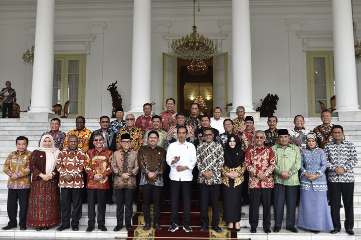 Presiden Joko Widodo (tengah) berfoto bersama bupati-bupati saat audiensi di Istana Bogor, Jawa Barat.
