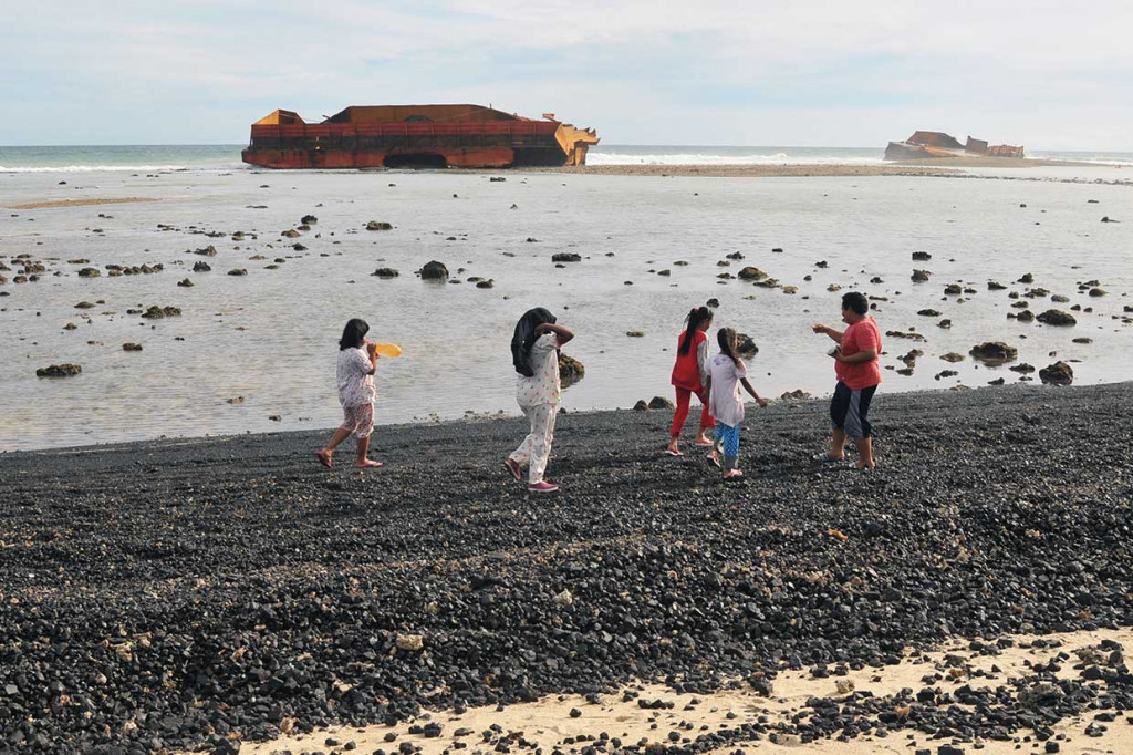 Sekitar 7.000 ton batu bara tumpah dari kapal tongkang yang kandas dihantam gelombang sehingga mencemari pantai dan merusak terumbu karang sepanjang sekitar 1.000 meter.